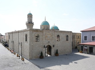Heydər Əliyev Fondunun prezidenti Mehriban Əliyeva və ailə üzvləri Əhmədli qəsəbəsindəki əsaslı təmirdən sonra istifadəyə verilən məsciddə olublar
