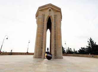 Müdafiə Nazirliyinin rəhbər heyəti Şəhidlər xiyabanını ziyarət edib