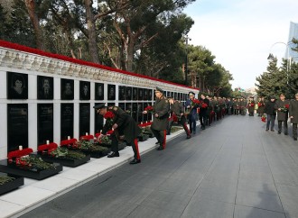 Müdafiə Nazirliyinin rəhbər heyəti Şəhidlər xiyabanını ziyarət edib