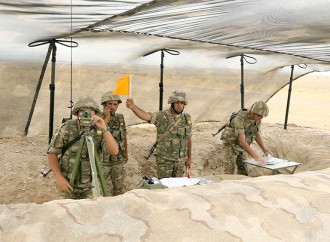 Naxçıvanda artilleriya bölmələri ilə döyüş atışlı taktiki təlim keçirilib