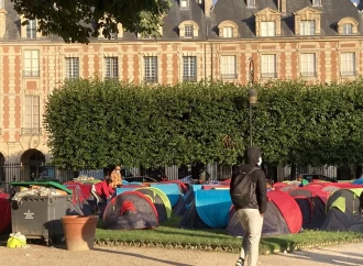 Parisdə evsiz şəxslər nümayiş keçirdi