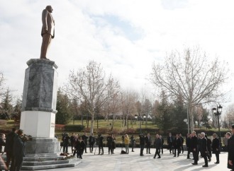 Prezident İlham Əliyev Ankarada Ulu Öndər Heydər Əliyevin abidəsini ziyarət edib