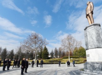Prezident İlham Əliyev Ankarada Ulu Öndər Heydər Əliyevin abidəsini ziyarət edib