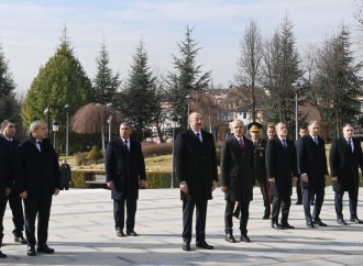 Prezident İlham Əliyev Ankarada Ulu Öndər Heydər Əliyevin abidəsini ziyarət edib