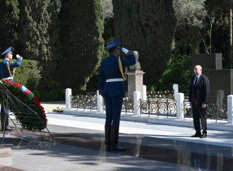 Prezident İlham Əliyev və Birinci xanım Mehriban Əliyeva Ulu Öndər Heydər Əliyevin Fəxri xiyabanda məzarını ziyarət ediblər