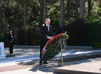 Prezident İlham Əliyev və Birinci xanım Mehriban Əliyeva Ulu Öndər Heydər Əliyevin Fəxri xiyabanda məzarını ziyarət ediblər