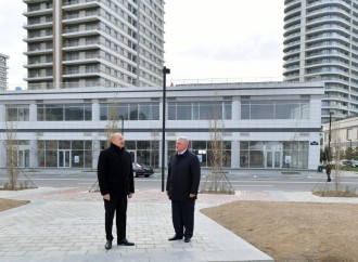 Prezident İlham Əliyev Bakı Ağ Şəhərin Mərkəzi Park Kvartalında tikinti, abadlıq işləri və Ofis binasında yaradılan şərait ilə tanış olub