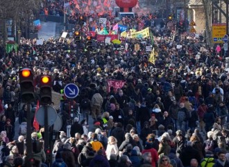 Parisdə 16 minə yaxın insan etiraz aksiyasına çıxıb