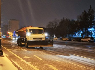 Bakıda buz bağlayan yollar təmizlənir 