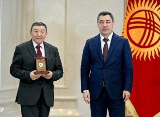 Sadır Japarov bir sıra şəxslərə dövlət mükafatı və fəxri ad təqdim edib