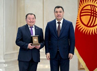 Sadır Japarov bir sıra şəxslərə dövlət mükafatı və fəxri ad təqdim edib