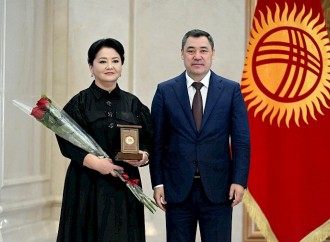 Sadır Japarov bir sıra şəxslərə dövlət mükafatı və fəxri ad təqdim edib