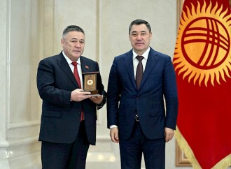 Sadır Japarov bir sıra şəxslərə dövlət mükafatı və fəxri ad təqdim edib