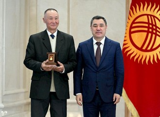 Sadır Japarov bir sıra şəxslərə dövlət mükafatı və fəxri ad təqdim edib