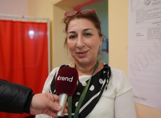 Bu gün 18 yaşı tamam olan seçici 30 nömrəli seçki dairəsində səs verib