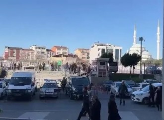Türkiyədə ədliyyənin qarşısında silahlı qarşıdurmada ölən və yaralananlar var