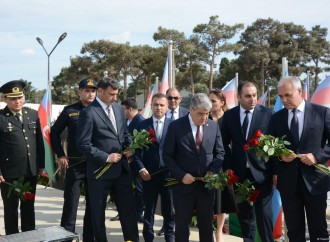 Antiterror əməliyyatlarında şəhid olan hərbi qulluqçuların məzarları ziyarət edilir