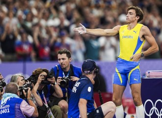 Olimpiya rekordu qıran atlet Yusuf Dikeç pozu verib