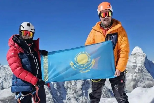 İlk qazaxıstanlı qadın Everesti fəth edib
