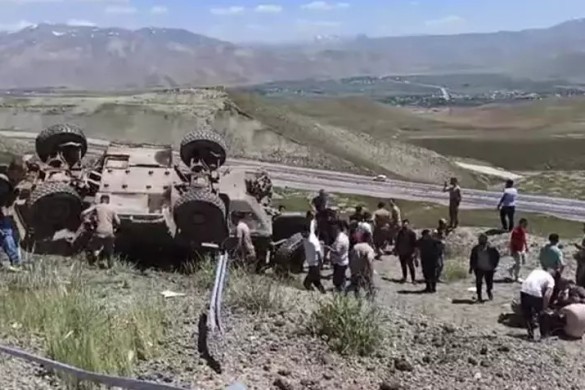 Vanda hərbi maşın aşıb
