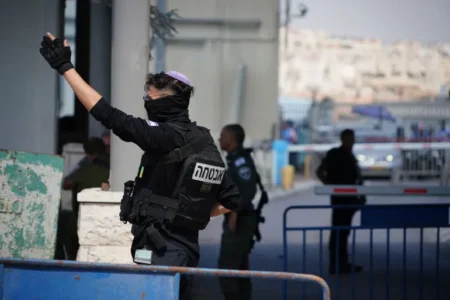 Qalandiya keçid məntəqəsindəki atışma Aşdodda atışma nəticəsində bir polisin öldürülməsi və daha 4 nəfərin yaralanmasından bir gün sonra baş verib (Əl-Cəzirə - Arxiv)