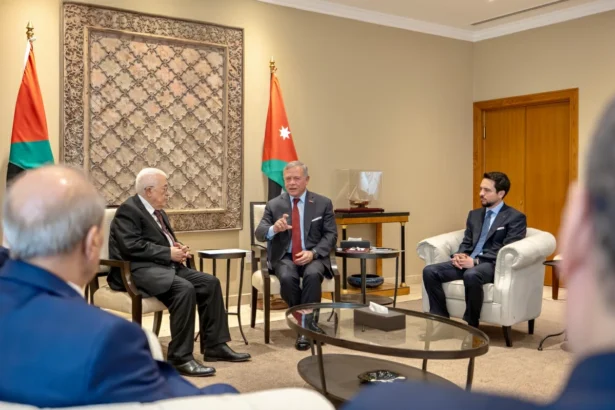 "İordaniya Haşimi Krallığının Kralı II Abdulla Fələstin ərazilərindəki ümumi vəziyyəti müzakirə etmək üçün Fələstin Prezidenti Mahmud Abbasla görüşür (Şəkil Kraliyyə Ofisinin icazəsi ilə təqdim olunub)."